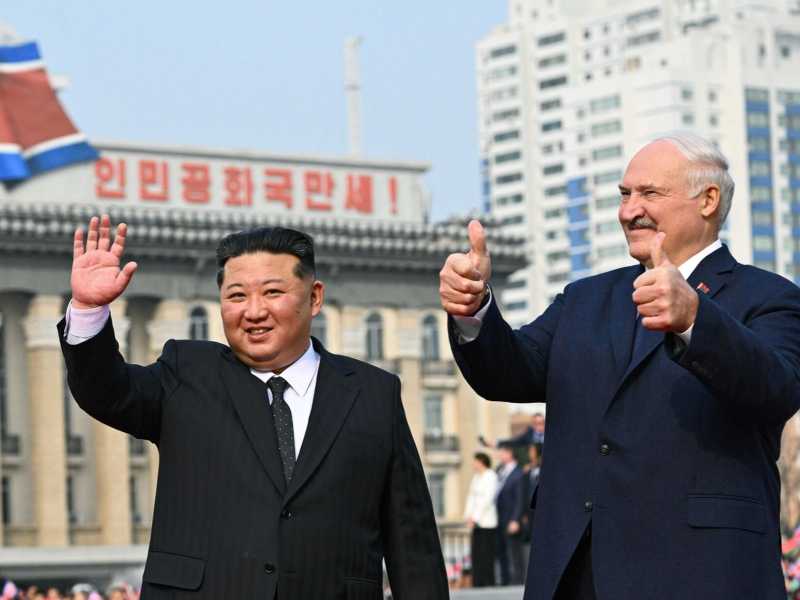 Il leader nordcoreano Kim Jong Un alla cerimonia ufficiale di benvenuto per il presidente bielorusso Aleksandr Lukashenka, a Pyongyang il 25 marzo 2026, in occasione della sua prima visita ufficiale nella nazione dell'Asia orientale