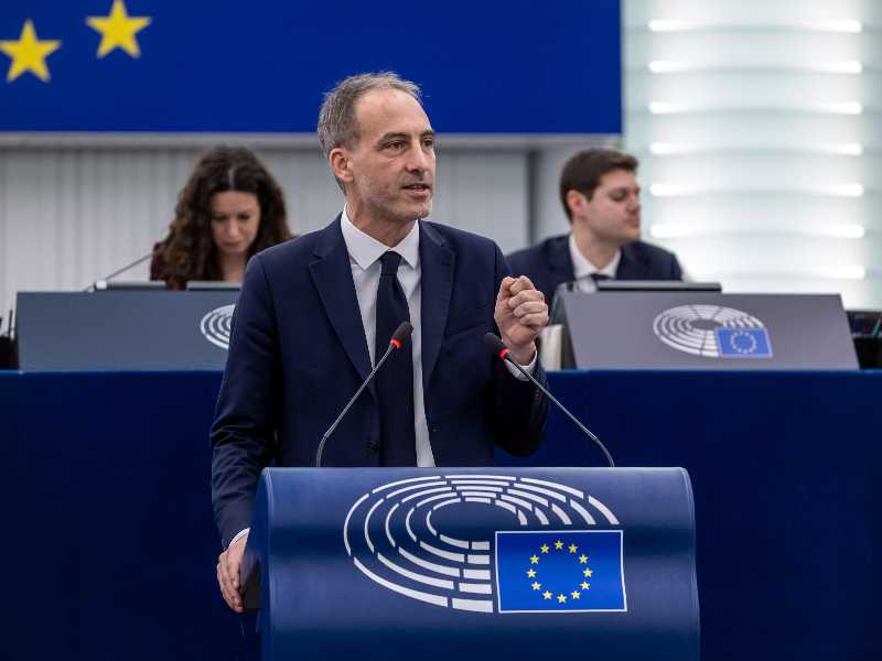 Raphaël Glucksmann fondatore di Place publique (foto EPA/CHRISTOPHE PETIT TESSON)