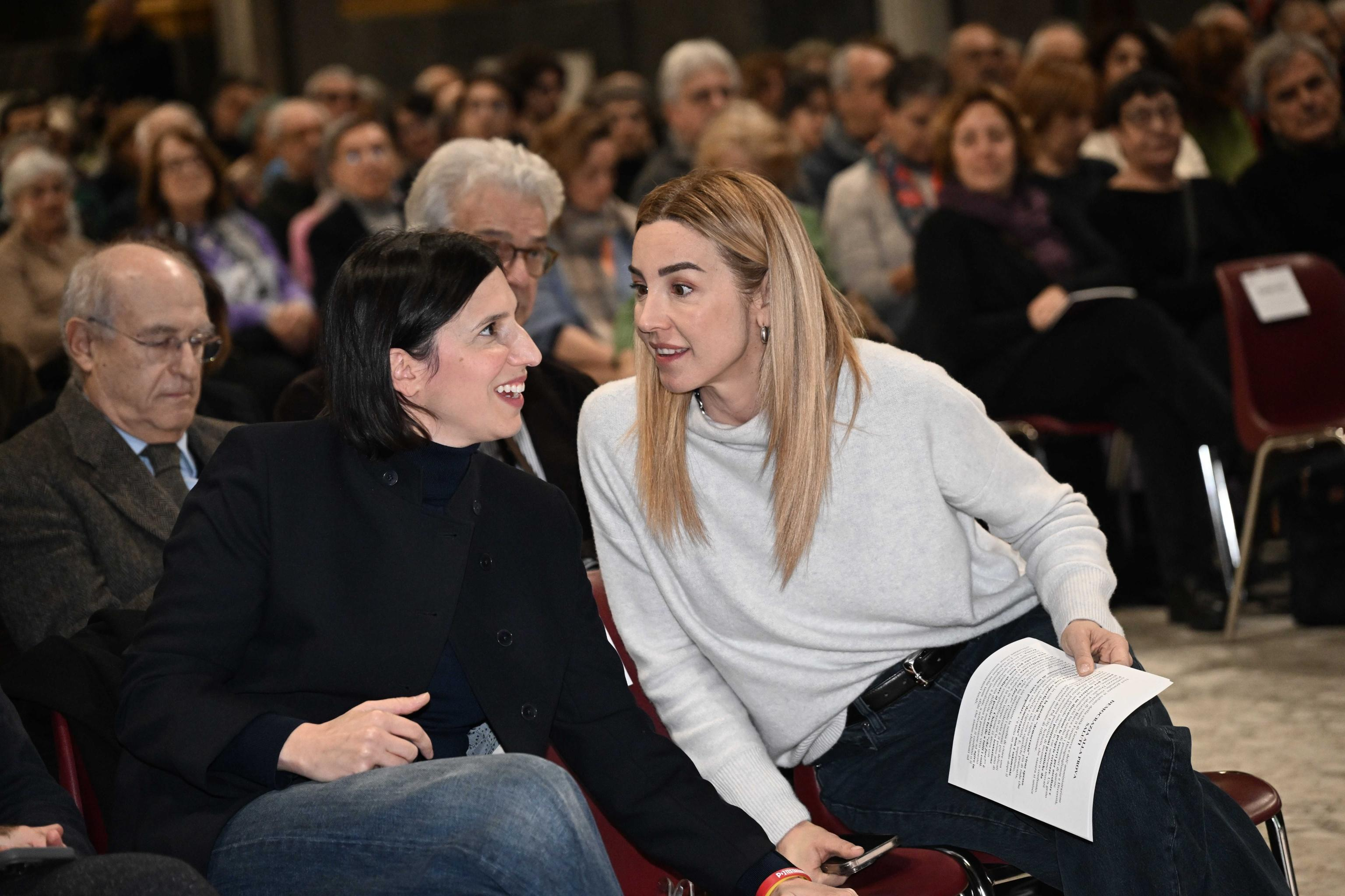 Elly Schlein con Silvia Salis durante l'incontro "Democrazia alla Prova", nel palazzo Ducale di Genova, 23 gennaio 2026 (foto di Luca Zennero per Ansa)