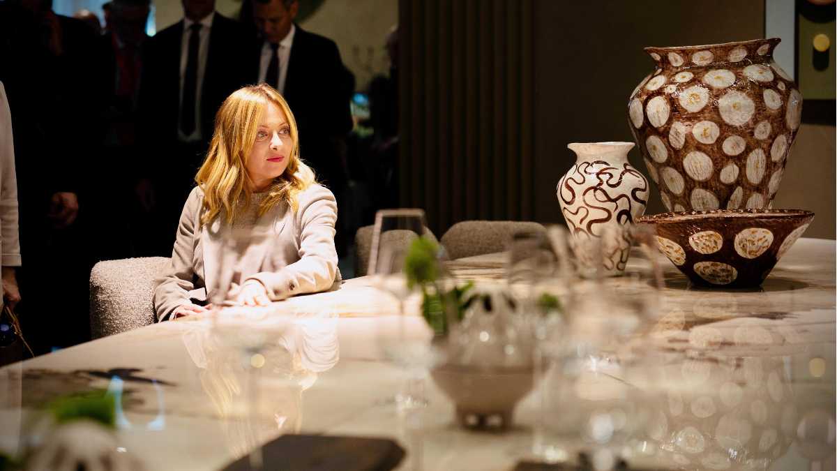 Immagine di Lei sul divano. Meloni a Milano: se la politica della destra in città rimane un “salone immobile”