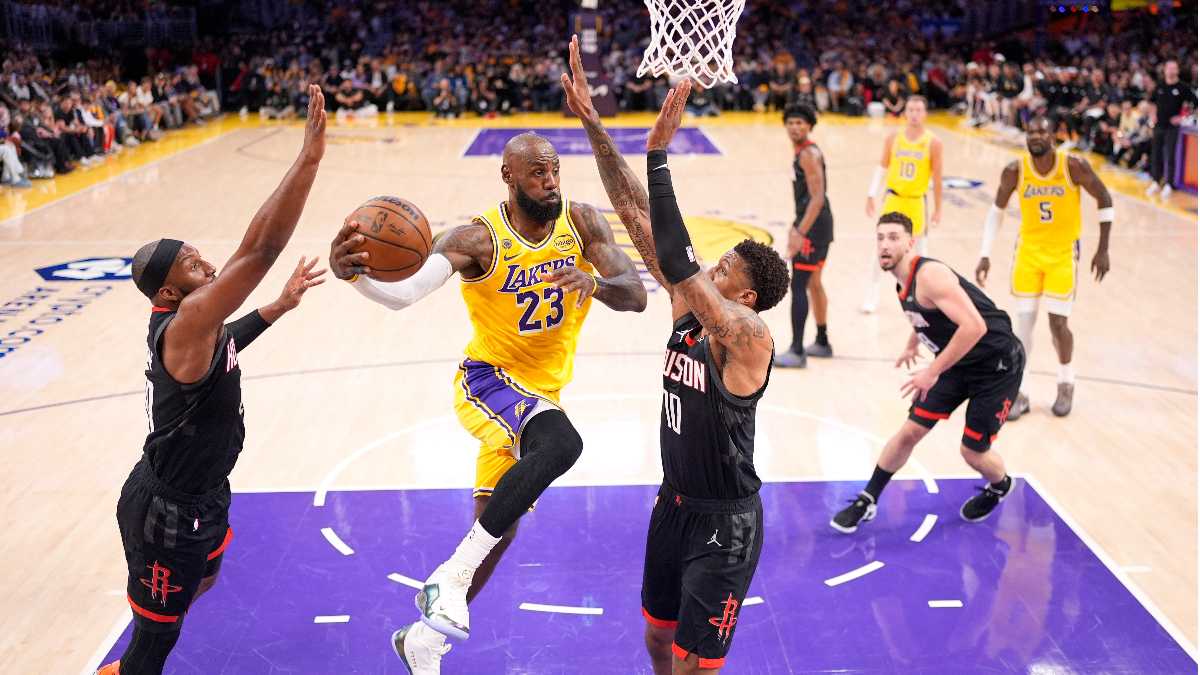 Immagine di LeBron è ancora la luce da seguire nella penombra dei Lakers