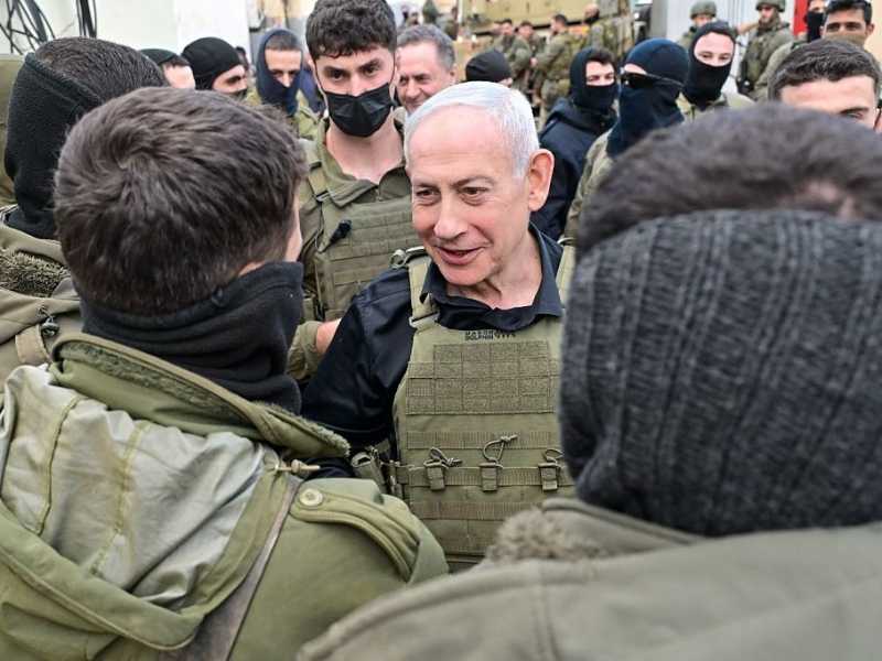Il primo ministro israeliano Benjamin Netanyahu tra i soldati dell’Idf (foto Kobi Gideon - GPO/Anadolu via Getty Images)