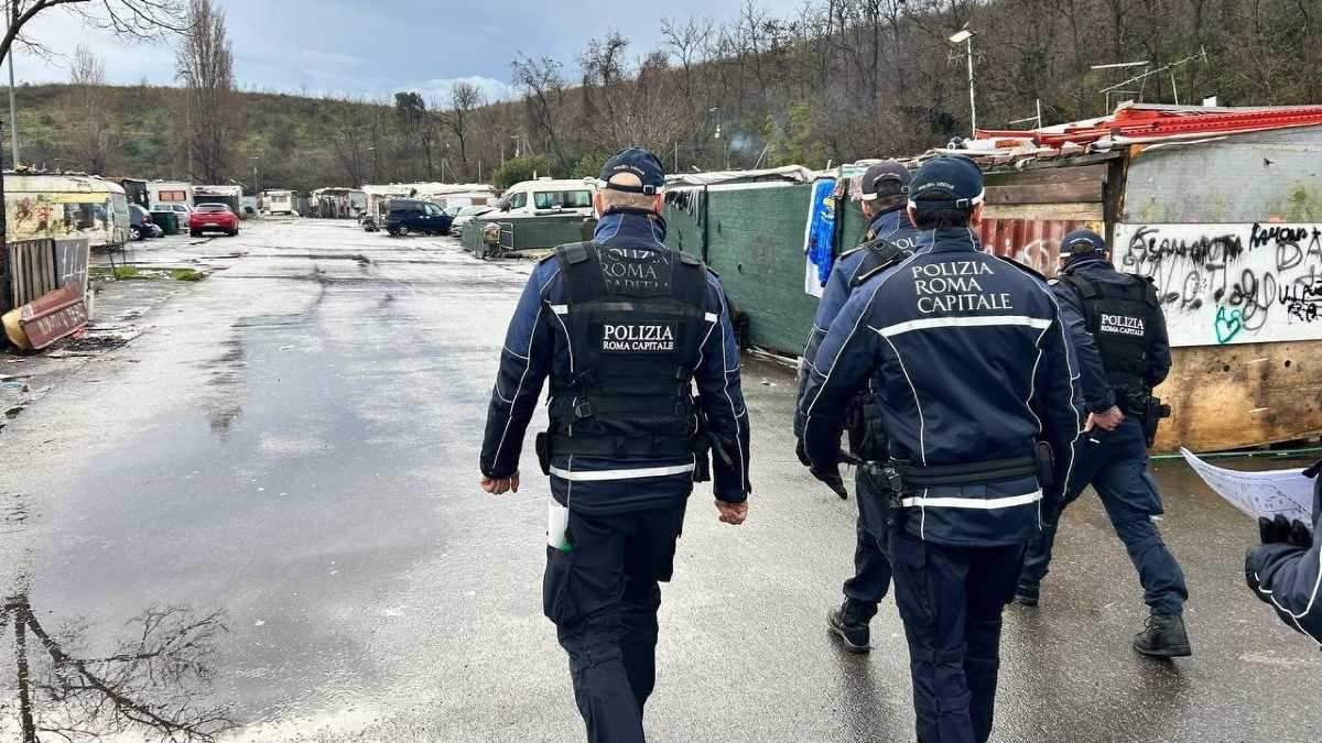 Vigili senza pistola: a Roma oltre 500 agenti in strada disarmati