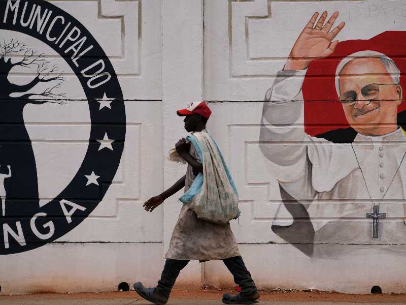 Un murale del Papa in Angola
