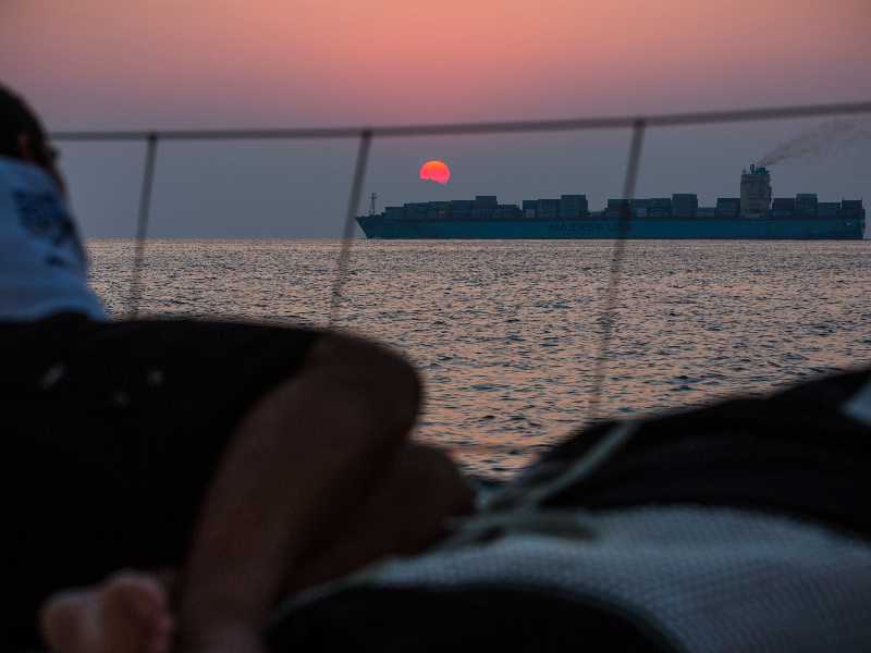 Una nave porta container nello stretto di Hormuz (Amory Ross via Getty Images)