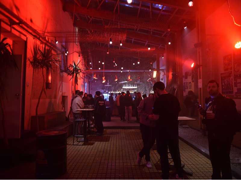 Una festa in un locale notturno (foto Getty Images)