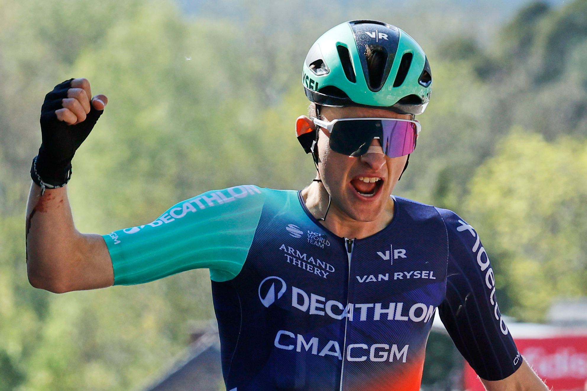 Paul Seixas festeggia la vittoria alla Freccia Vallone 2026 (Foto di Geert Vanden Wijngaert per AP Photo via LaPresse)