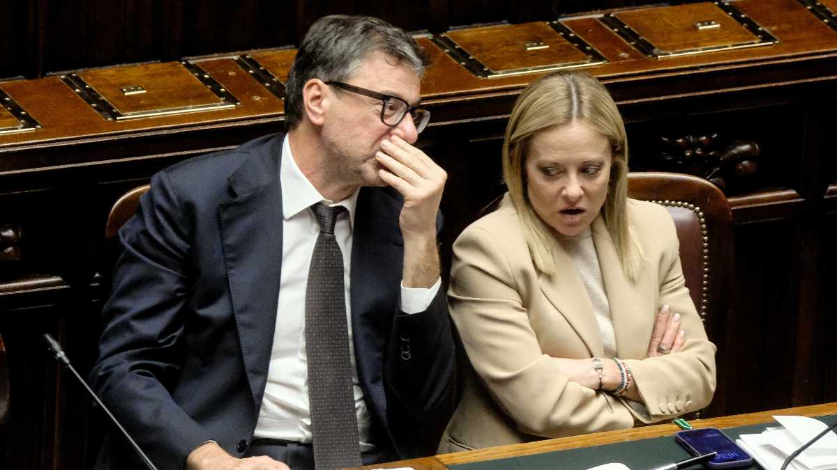Immagine di Meloni si allontana da Giorgetti: apre allo scostamento e no alle spese per la Difesa. Assedio a Istat "rigidi burocrati".