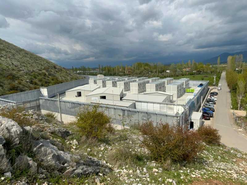 Il centro migranti di Gjader in Albania, convertito da un decreto del governo italiano in Centro di permanenza per il rimpatrio (foto ANSA)
