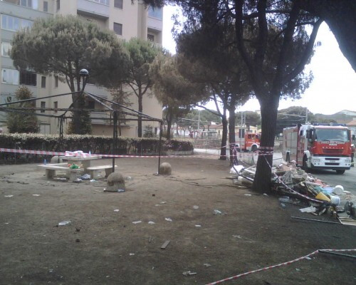 Sotto questo gazebo quattro persone sono state investite dalle fiamme