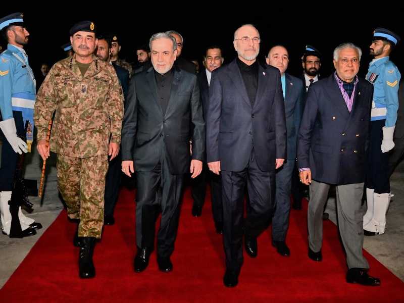 Il presidente del Parlamento iraniano Mohammad Bagher Qalibaf e il ministro degli Esteri iraniano Abbas Araghchi (al centro) accolti dal generale Asim Munir e dal ministro degli Esteri pachistano, Ishaq Dar, a Rawalpindi