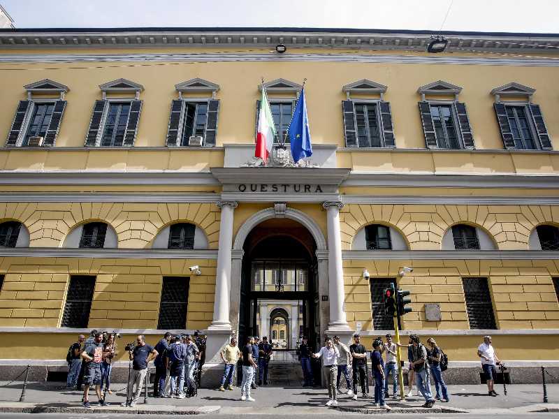 Giornalisti e cameramen all’ingresso della Questura di Milano per l’inizio dell’incidente probatorio per il delitto di Garlasco, 17 giugno 2025. ANSA/MOURAD BALTI TOUATI