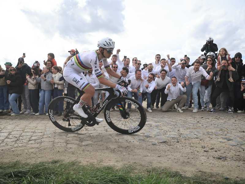 Tadej Pogacar durante la Parigi-Roubaix 2026 (foto Epa, via Ansa)