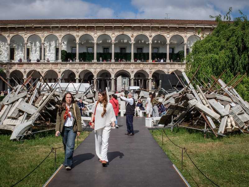 Installazioni per il Fuorisalone alla Statale di Milano, aprile 2026 (ANSA/MATTEO CORNER)