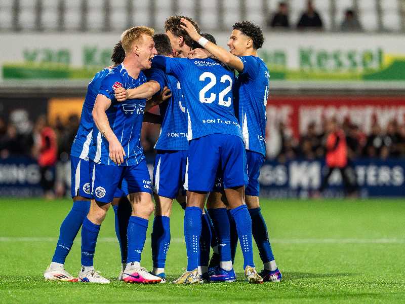 I giocatori del FC Den Bosch festeggiano dopo un gol (foto di Jeroen Meuwsen per BSR Agency via Getty Images)
