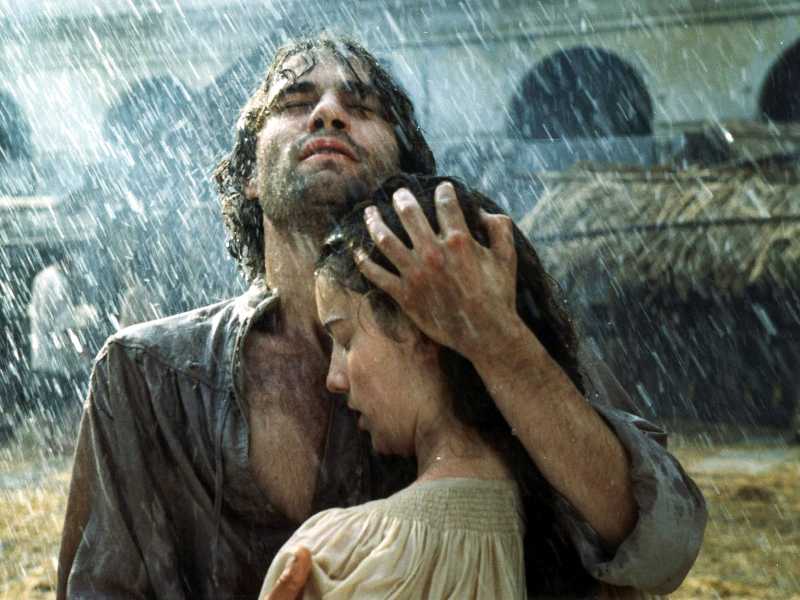 Stefano Scandaletti nel ruolo di Renzo Tramaglino e Michela Macalli nel ruolo di Lucia Mondella in una scena di "Renzo e Lucia" , il film tv di Francesca Archibugi (Ansa)