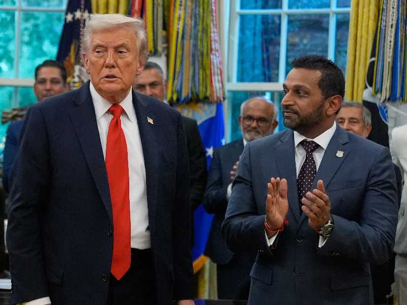 Il presidente Donald Trump e il direttore dell'Fbi Kash Patel. Foto LaPresse
