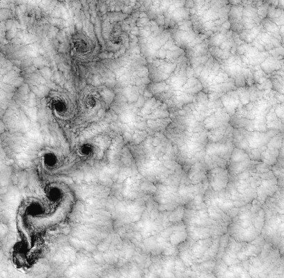 Una coltre di nubi incontra le isole Juan Fern&aacute;ndez, al largo del cile, il 15 settembre 1999. Il distacco alternato di vortici &egrave; un fenomeno noto come &ldquo;scia di von K&aacute;rm&aacute;n&rdquo; (foto NASA)