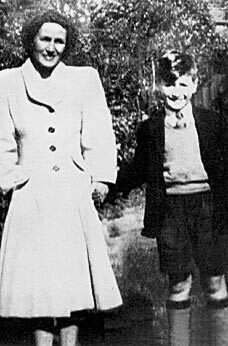 John Lennon da bambino con sua zia Mimi