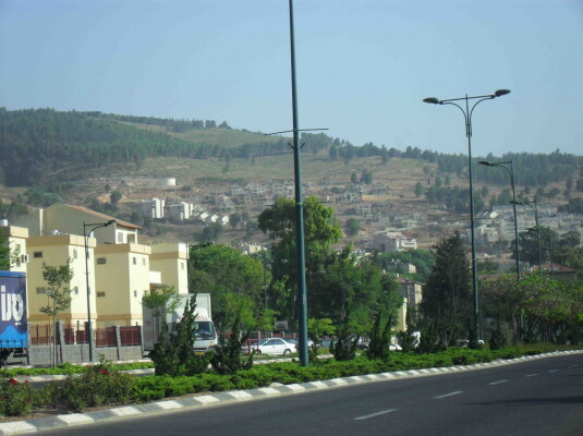 Kiryat Shmona: le case gialle sulla sinistra sono protette da bunker di nuova costruzione. In alto, dietro alla collina, &egrave; gi&agrave; Libano. Qui Hezbollah ha lanciato un migliaio di missili su tetti e strade