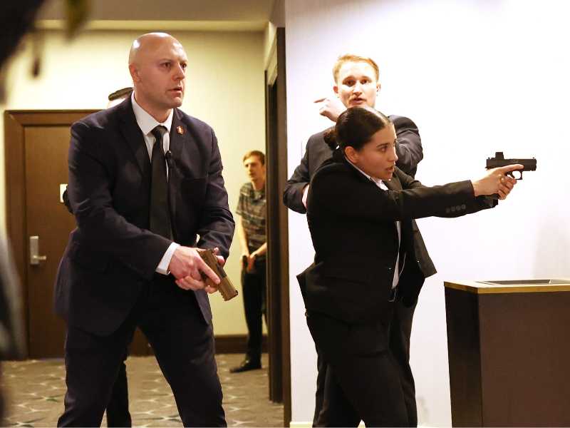 Secret service agents respond during the White House Correspondents Dinner, Saturday, April 25, 2026, in Washington. (AP Photo/Tom Brenner)Associate Press/ LaPresseOnly Italy and Spain