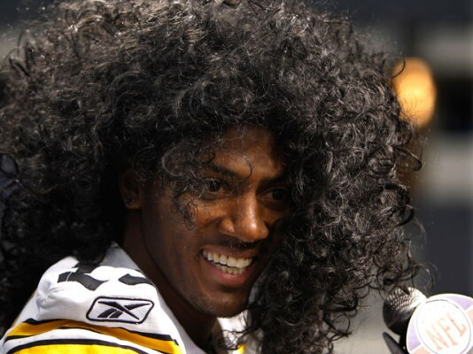 Ryan Clark con indosso una parrucca