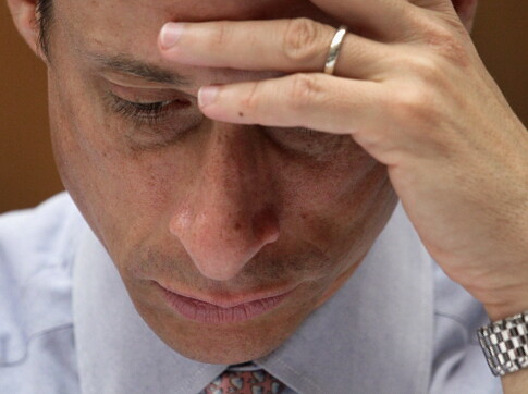 Il deputato Anthony Weiner mentre confessa di essere l'autore delle foto intime circolate su Twitter