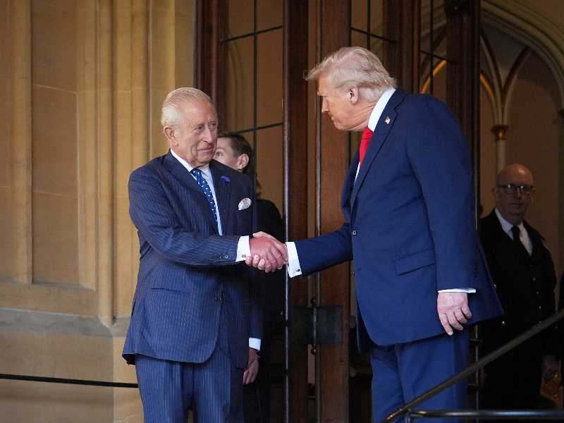Il presidente Trump insieme a Re Carlo III prima della visita al castello di Windsor (settembre 2025, foto Lapresse)