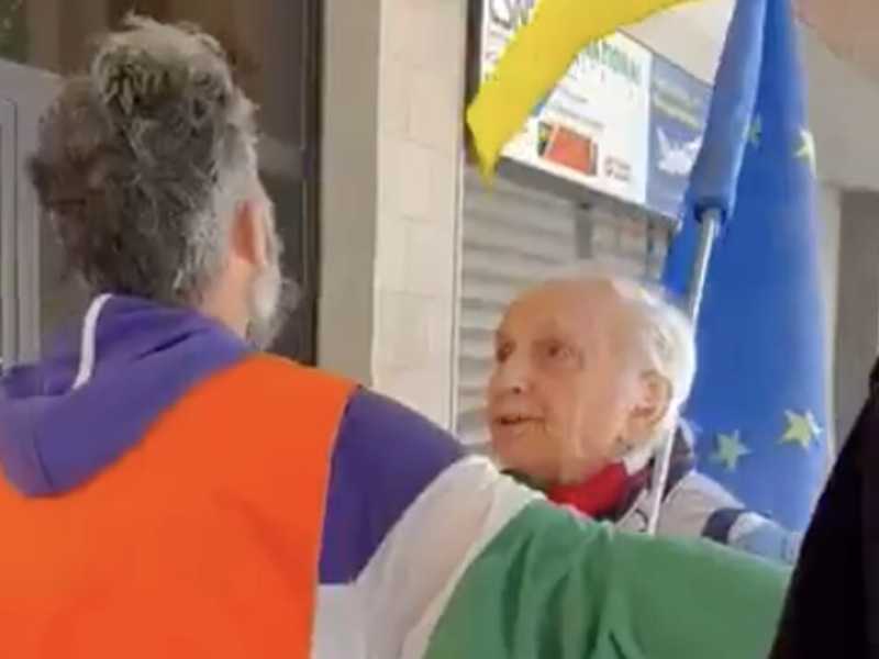 Tino Ferrari allontanato dal corteo del 25 aprile per la bandiera dell'Ucraina. Frame da un video pubblicato su X