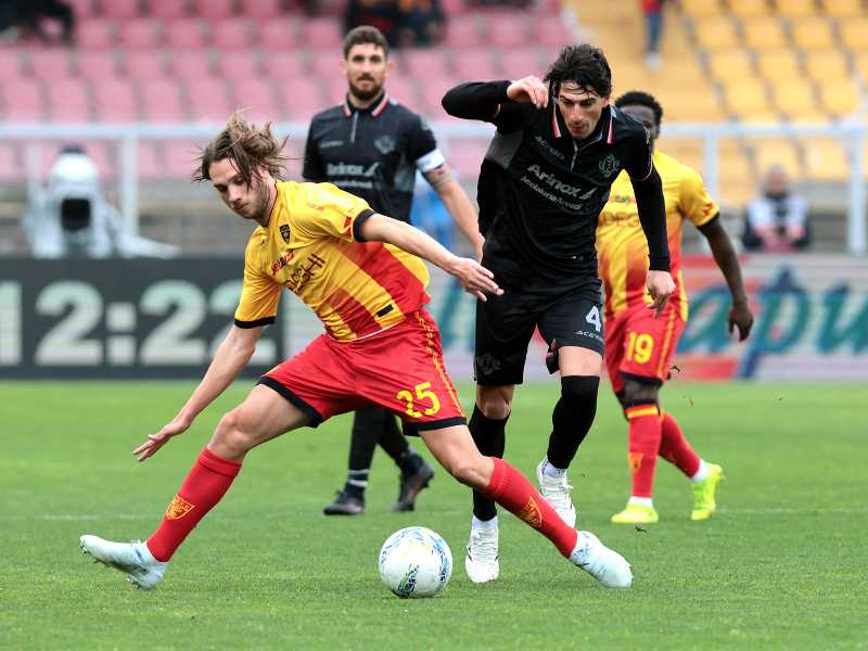 Un'immagine di Lecce-Cremonese dell'8 marzo 2026. Le due squadre stanno lottando per salvarsi (foto Ansa)