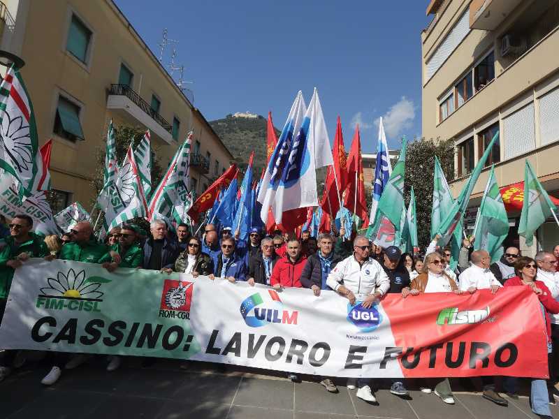 I segretari generali di Fiom e Uilm Michele De Palma e Rocco Palombella partecipano al corteo in difesa dello stabilimento Stellantis Cassino