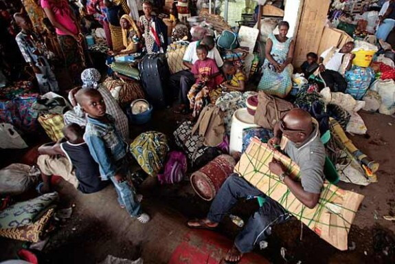 Ivoriani alla stazione di Abidjan tentano di lasciare la citt&agrave;, centro degli scontri
