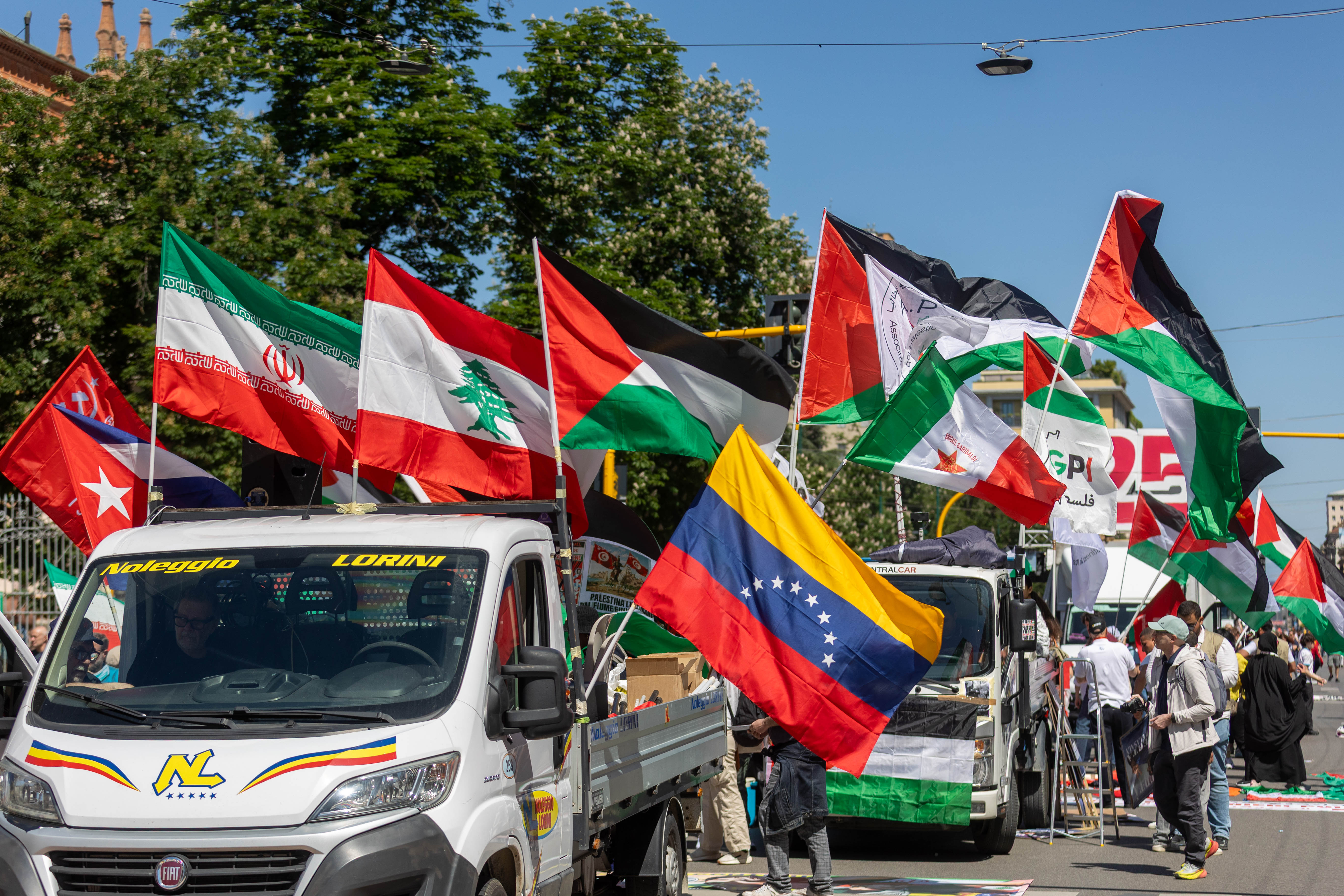 Un'immagine della manifestazione del 25 aprile a Milano (foto Stefano Porta per LaPresse)