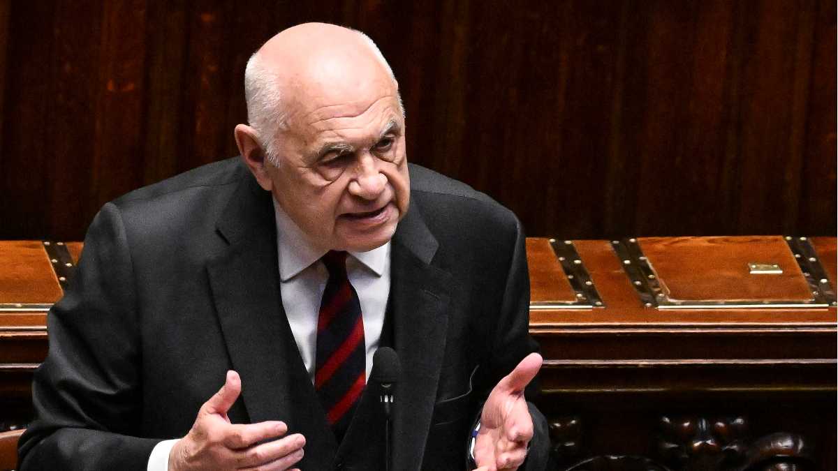 Immagine di Nordio a Palazzo Chigi: il governo lo difende, le opposizioni chiedono le dimissioni