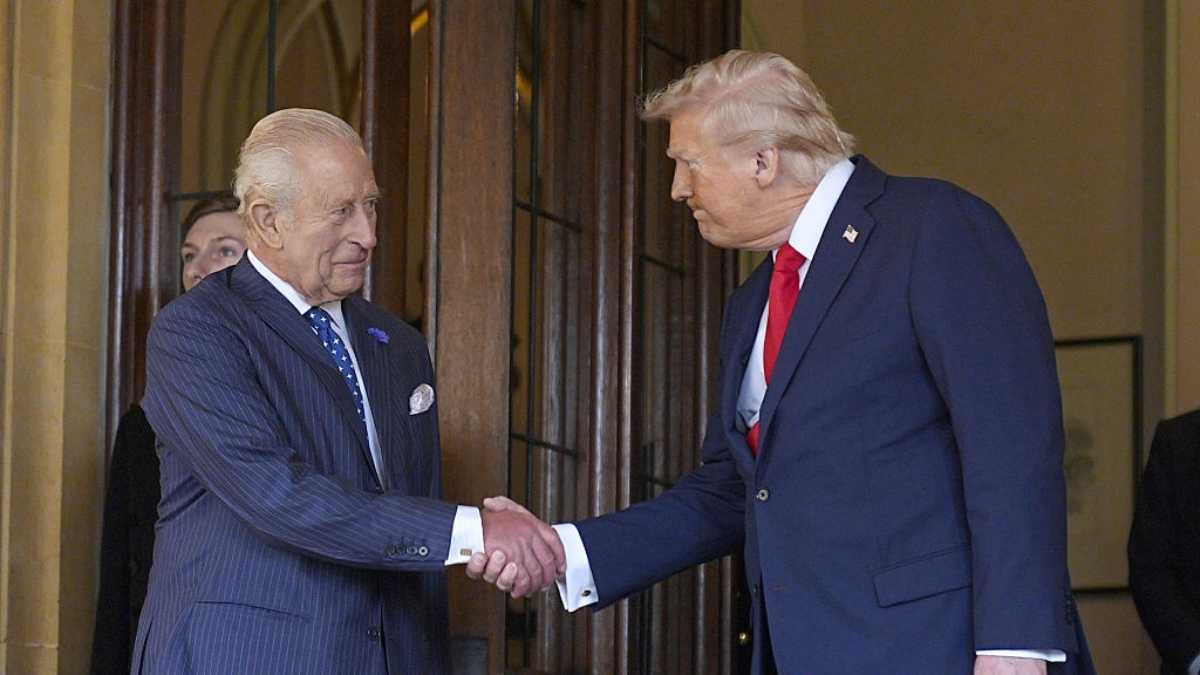 Immagine di Carlo III spegne le telecamere e disinnesca il Trump-show