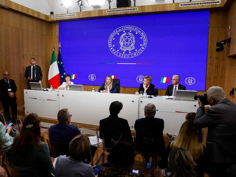 Meloni: "Le nomine Consob e Antitrust a breve". E su taglio accise: "Proroga differenziata per gasolio e benzina"