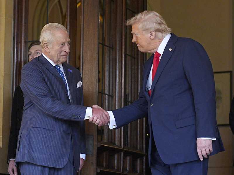 Carlo III del Regno Unito e Donald Trump (foto Aaron Chown -  WPA Pool/Getty Images)