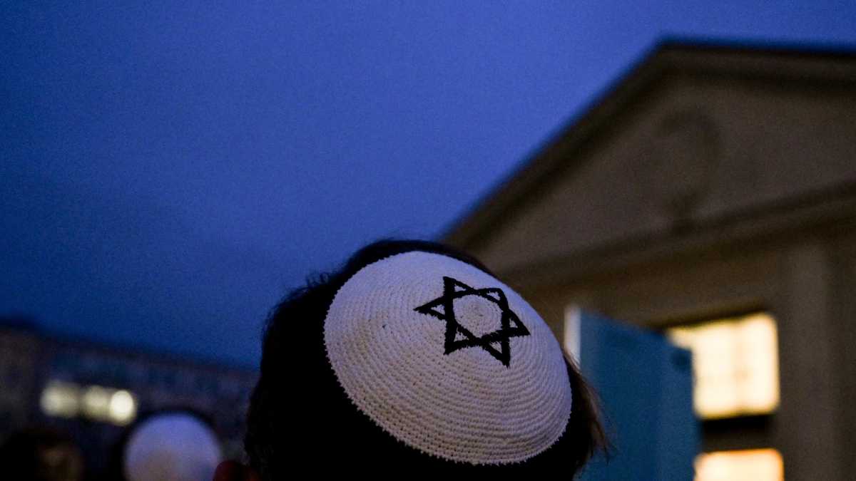 Ignobile l’aggressione al 25 aprile, ma in Italia da tre anni si fischietta sulla caccia all’ebreo