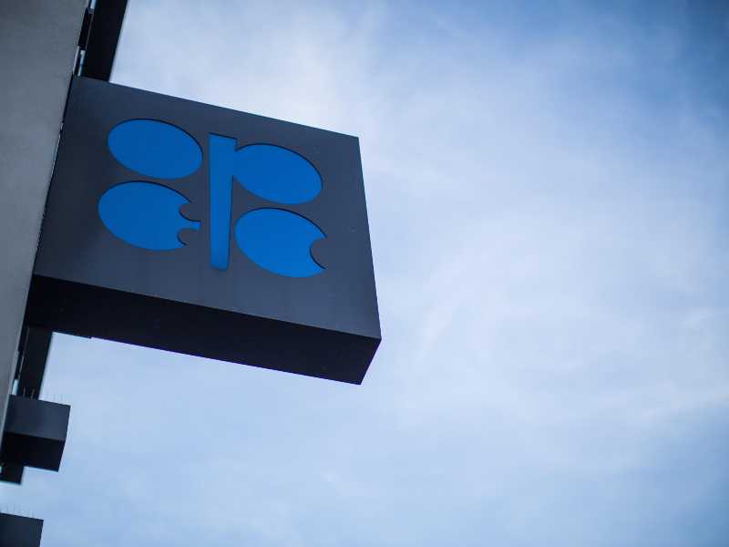 Il logo dell'Opec fuori la sede a Vienna