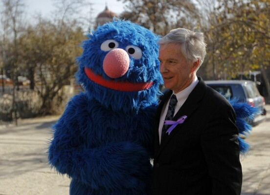 Grover posa con l'ambasciatore statunitense in Afghanistan, Ryan Crocker