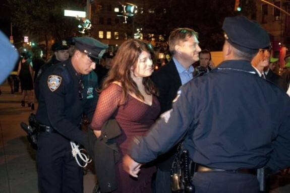 Naomi Wolf, una delle pi&ugrave; famose femministe americane, fermata e ammanettata dalla polizia newyorchese