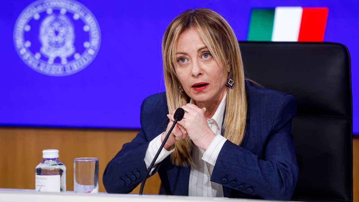 Il governo approva un nuovo taglio delle accise e il piano casa: Meloni in conferenza stampa