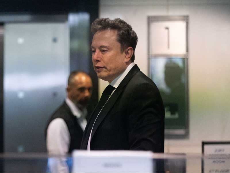 Elon Musk poco prima di entrare nell'aula del tribunale per il processo su OpenAI a Oakland, California (foto Getty Images)