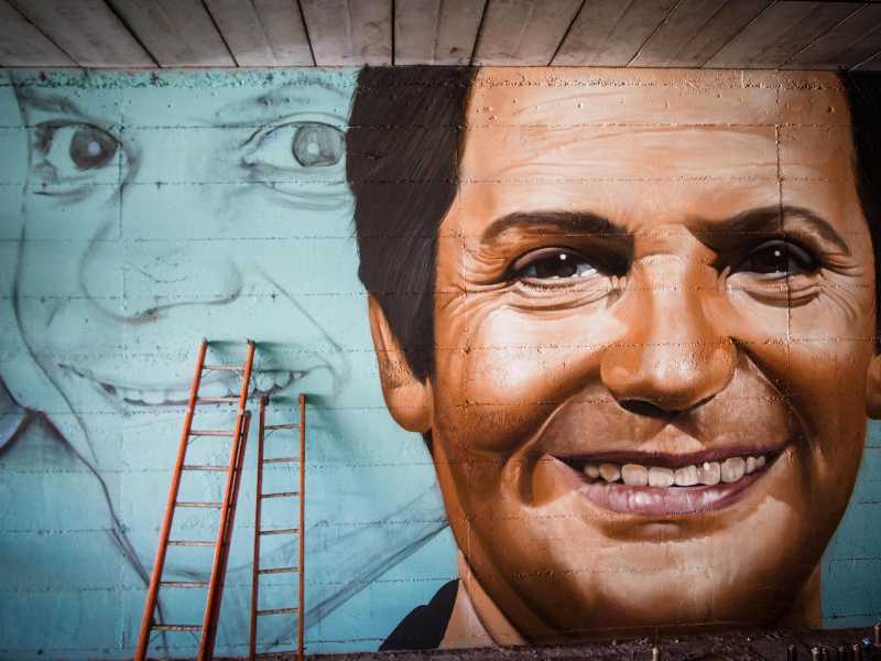 Murale dedicato ad Alighiero Noschese nella stazione della Circumvesuviana di San Giorgio a Cremano. Foto Ansa