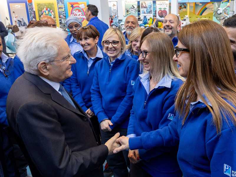 Il presidente Sergio Mattarella saluta le operaie della Piaggio di Pontedera (foto Ansa)