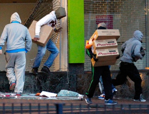 Le gang protagoniste degli scontri di Londra hanno rubato selettivamente gli indumenti della loro divisa
