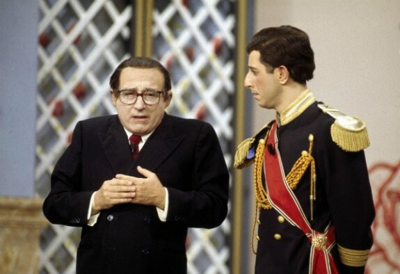Andreotti interpretato da Oreste Lionello e il Principe Carlo d'Inghilterra