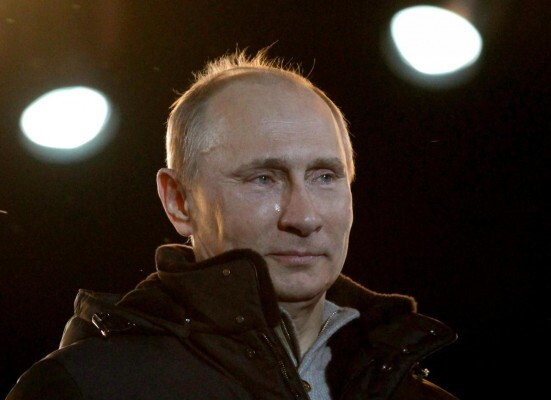 Vladimir Putin si commuove dopo la vittoria alle presidenziali in Russia.