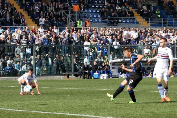 Atalanta - Sampdoria 3-0 A Bergamo gli orobici spazzano via una pur buona Samp. Di Carmona, Bonaventura e Denis (nella foto) i gol