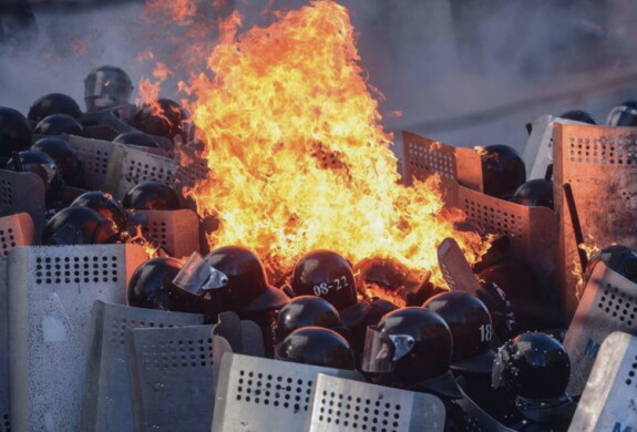 Una bomba molotov lanciata su uno schieramento delle forze di sicurezza ucraine